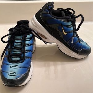 Kids Nike’s size 1Y